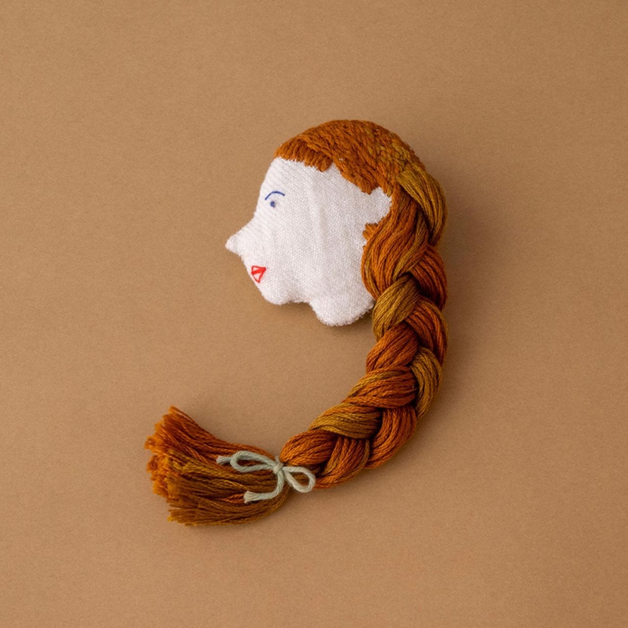 小糸商店/横顔ちゃんブローチ(イエローブラウン･三つ編み)