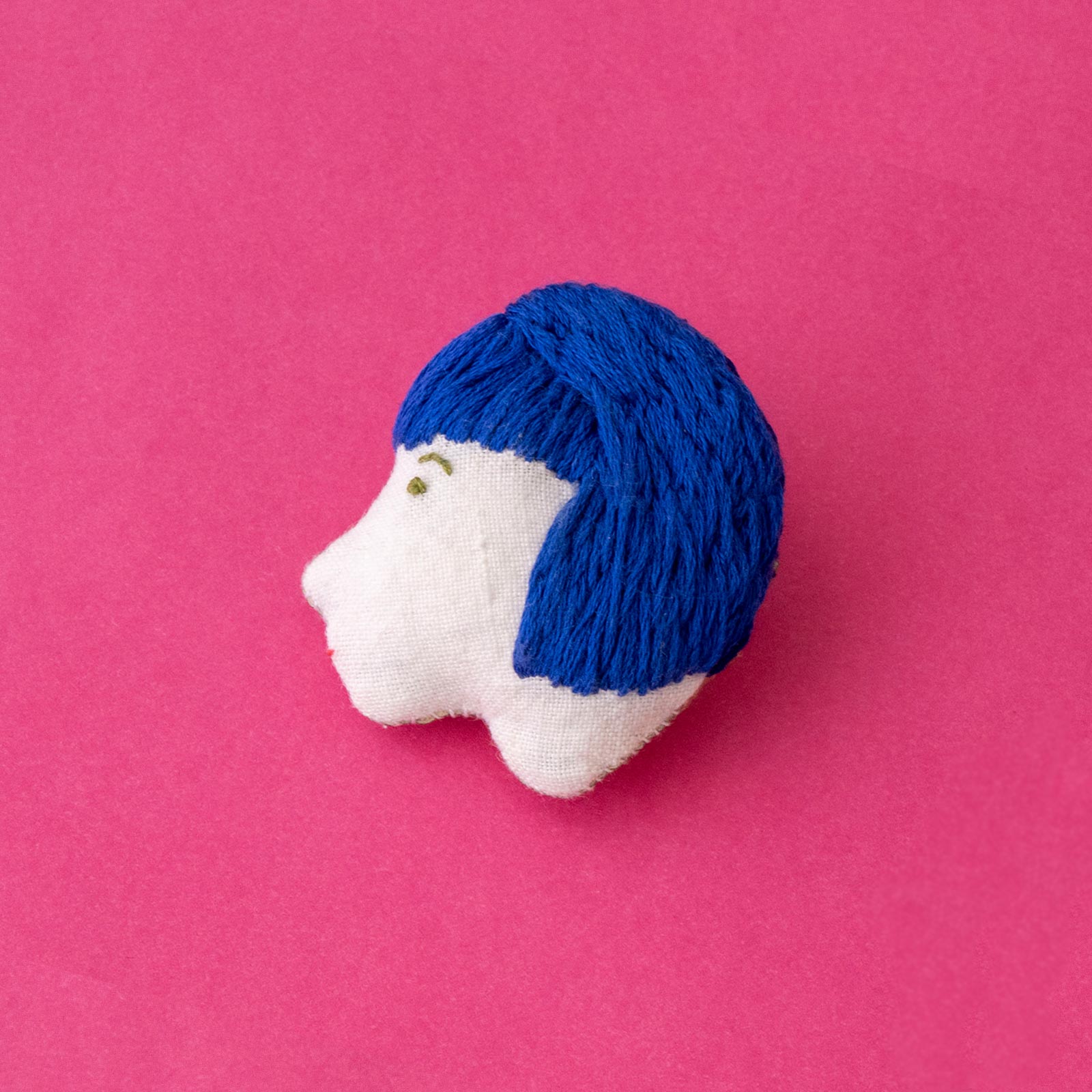 小糸商店/横顔ちゃんブローチ(ブルー･ショート)