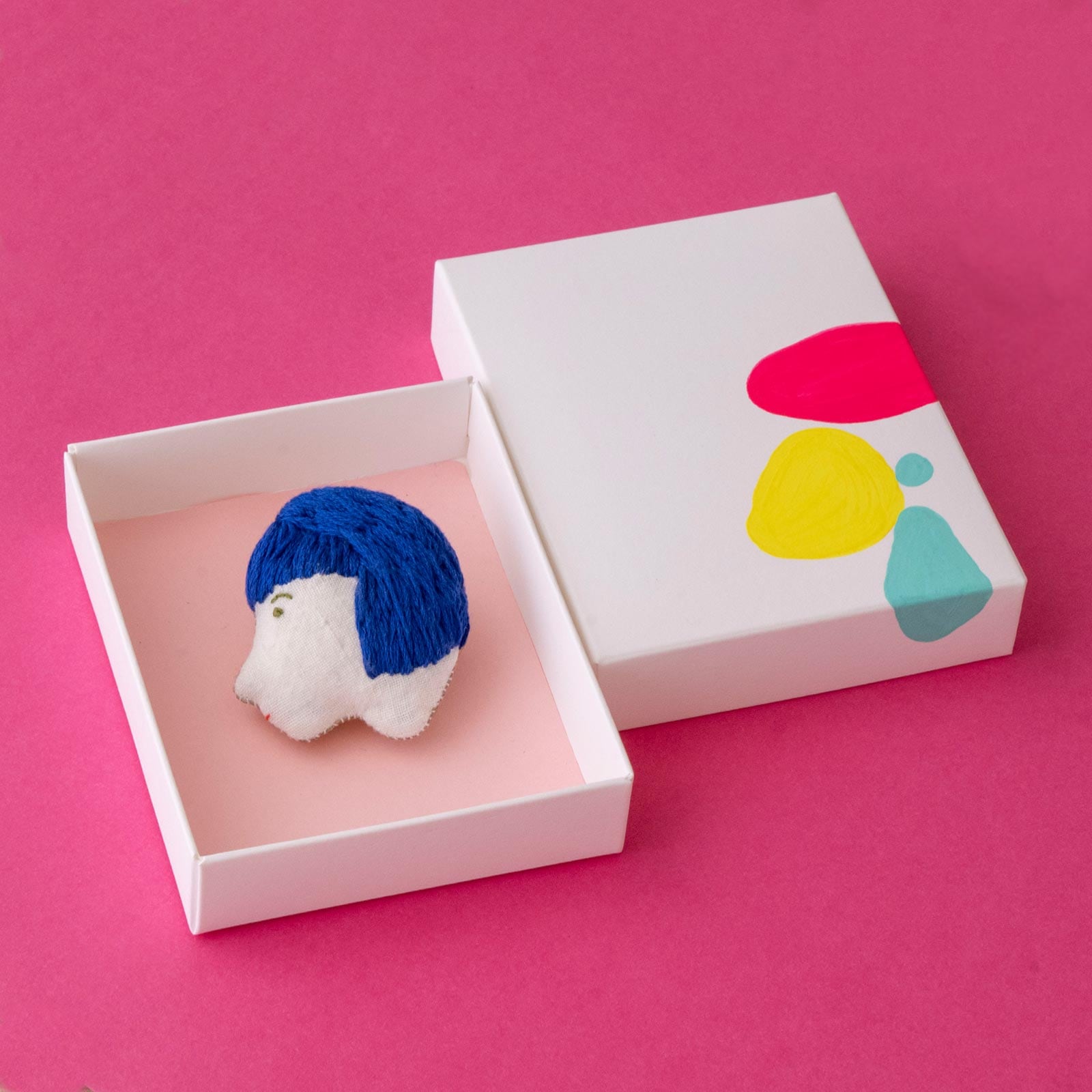 小糸商店/横顔ちゃんブローチ(ブルー･ショート)