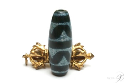 紅朱砂　老玉髄　四線虎牙天珠　約37mm×14mm　【メール便不可】b