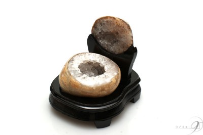 【トレジャーメノウ　859g】【メール便不可】【台座付き】|龍穴を生むトレジャーメノウ|浄化アイテム