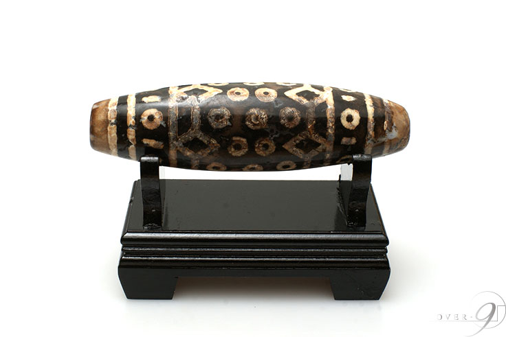 大型天珠 金剛 32眼天珠 約16.4cm×4.5cm×4.5cm 484g 台付き