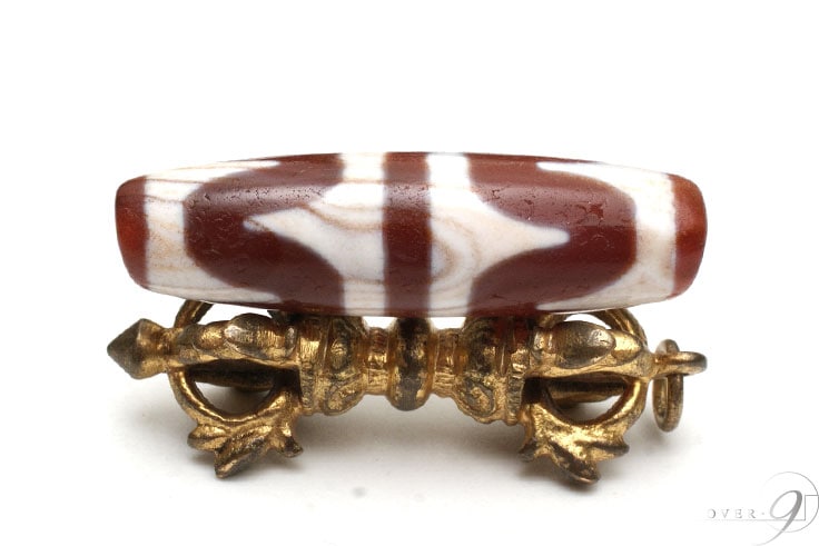 12月9日販売開始】 【紅朱砂 老玉髄 赤 四線虎牙天珠 約41mm×12mm