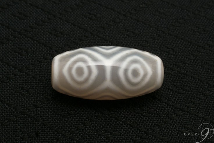 12月9日販売開始】 【老玉髄天珠 白 龍眼天珠 約25mm×12mm】【メール便