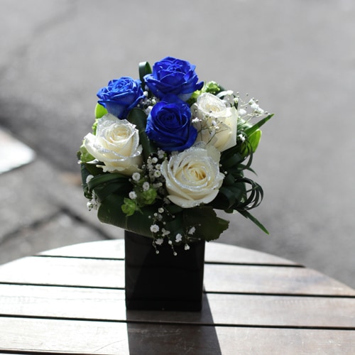 青いバラとキラキラ白いバラのミニアレンジ バラ 生花 青いバラ フラワーアレンジメント Roseshop 青いバラ レインボーローズの専門店
