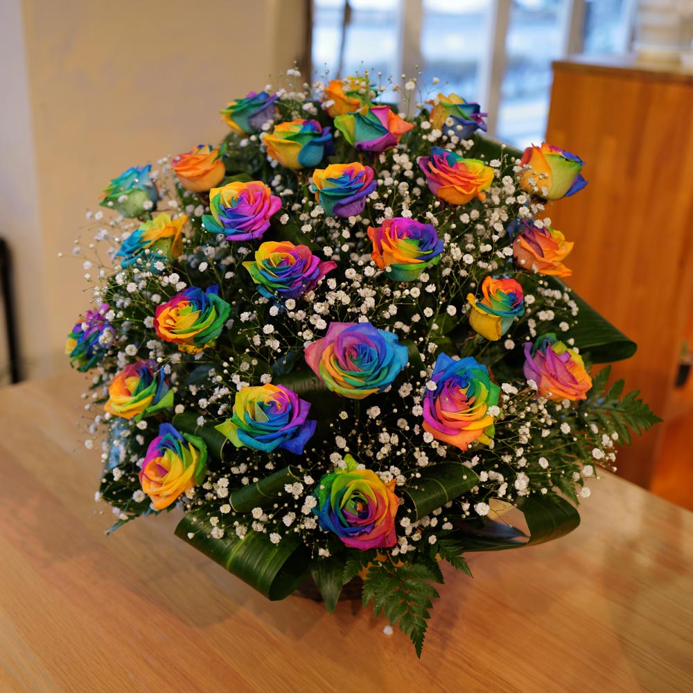 レインボーローズ25本とキラキラかすみ草のアレンジメント | バラ