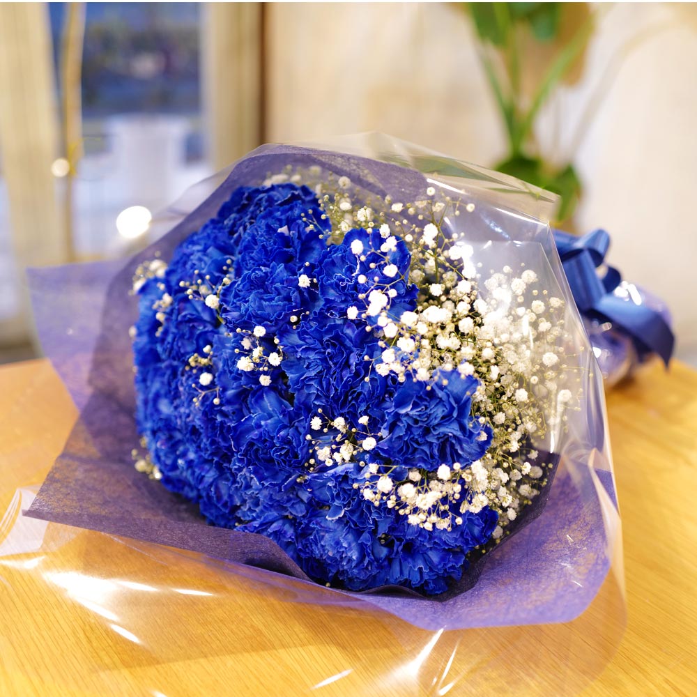 青いカーネーション30本とキラキラかすみ草の花束 | バラ・生花,青い