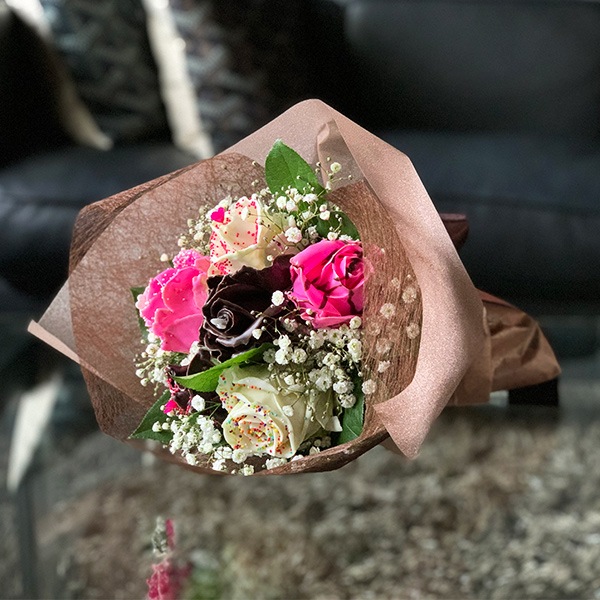 チョコレートローズ6本とキラキラかすみ草のミニブーケ バラ 生花 チョコレートローズ 花束 Roseshop 青いバラ レインボーローズの専門店