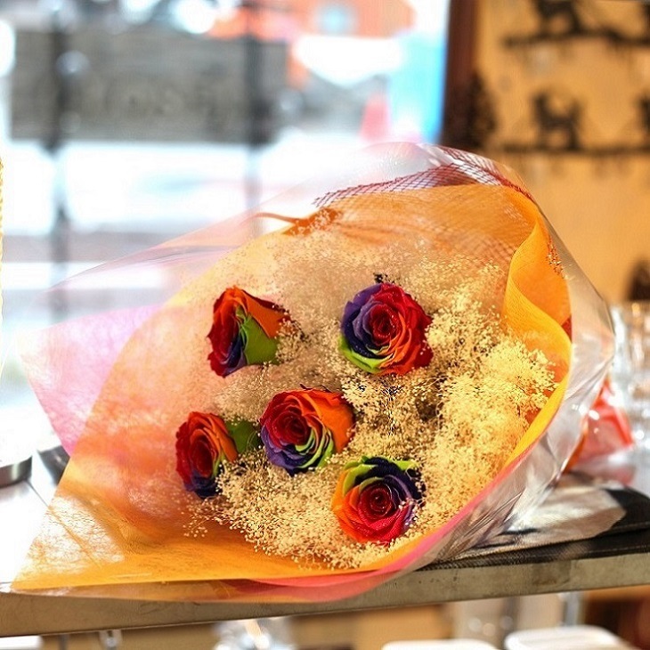 プリザーブドフラワー レインボーローズ5本とかすみ草の花束 プリザーブドフラワー レインボーローズ Roseshop 青いバラ レインボーローズの専門店