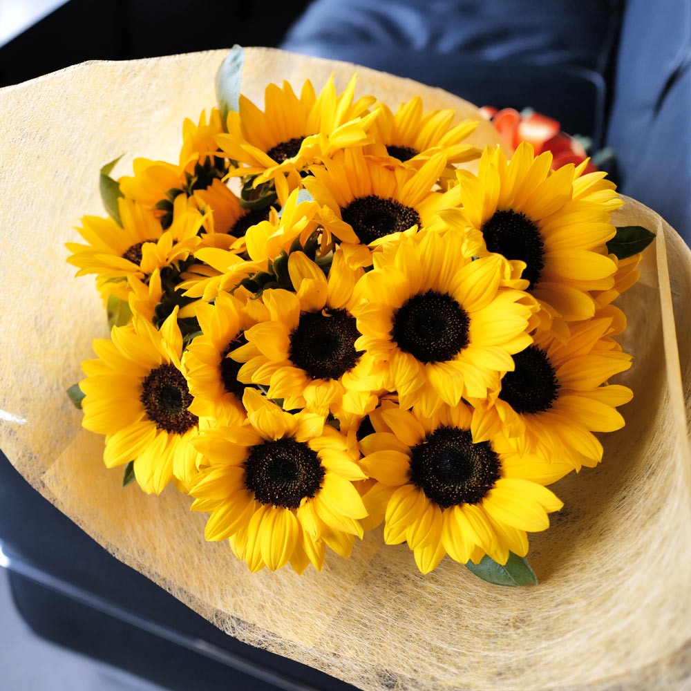毛糸のひまわり 6本セット 水色の花瓶付き 毛糸のひまわり 6本セット 水色の花瓶付き バラとひまわりの形を