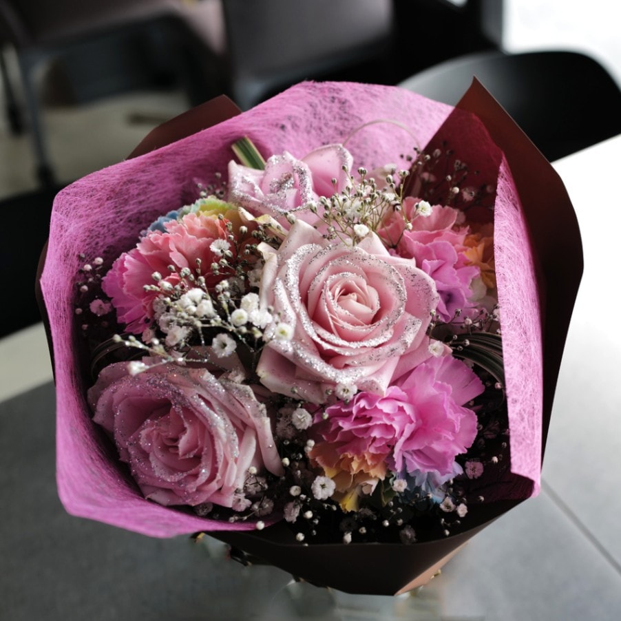 花束ブランケット レインボーローズ×くすみピンク 花束ブランケット