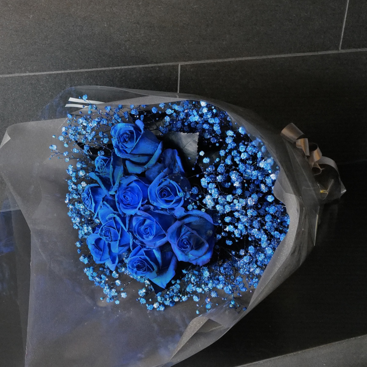 青いバラのラウンドブーケ100本 青いバラのラウンドブーケ100本 - メルカリ