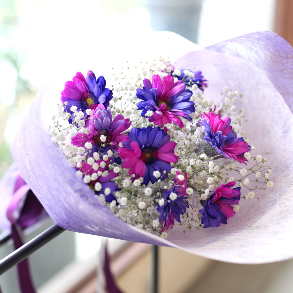 バイカラーガーベラ ピンク パープル 10本の花束 キラキラかすみ草付き バラ 生花 バイカラーガーベラ 花束 Roseshop 青いバラ レインボーローズの専門店 バイカラーガーベラ ピンク パープル 10本の花束 キラキラかすみ草付き バラ 生花 バイカラーガーベラ 花束 Roseshop 青いバラ レインボーローズの専門店