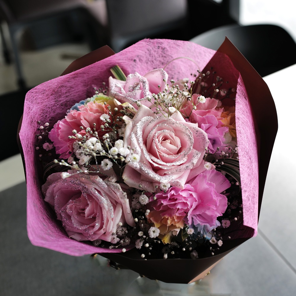 花束ブランケット　レインボーローズ×くすみピンク 花束ブランケット レインボーローズ×くすみピンク 花屋】花家shinyoshi