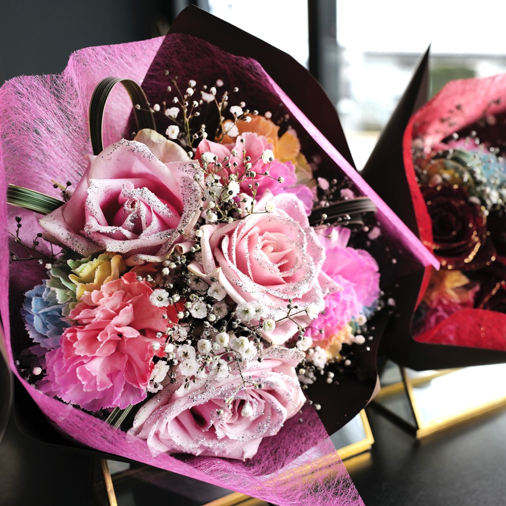 レインボーカーネーションとキラキラピンクローズのブーケ | 色から