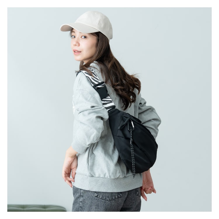 ボディバッグ レディース ブランド かわいい きれいめ ロープカラビナ付き ヒョウ柄 ゼブラ柄 アニマル 動物 小さめ 軽量 通勤 通学 旅行 コンパクト a5 ペットボトル カジュアル シンプル ワンショルダーバッグ プレゼント ギフト