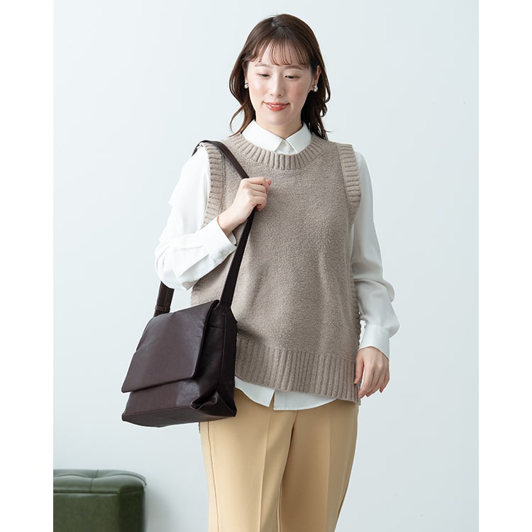 ショルダーバッグ レディース ブランド 合皮 洗える かぶせ レガートラルゴ Legato Largo 斜め掛け やわらか シンプル b5 通勤 通学 ペットボトル 軽量 かわいい おしゃれ 大人  上品 ファスナー付き 学生 仕事 プレゼント ギフト