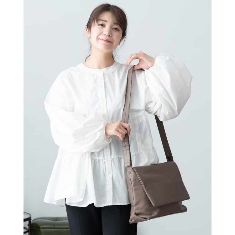 ショルダーバッグ レディース ブランド 合皮 洗える かぶせ レガートラルゴ Legato Largo 斜め掛け やわらか シンプル b5 通勤 通学 ペットボトル 軽量 かわいい おしゃれ 大人  上品 ファスナー付き 学生 仕事 プレゼント ギフト