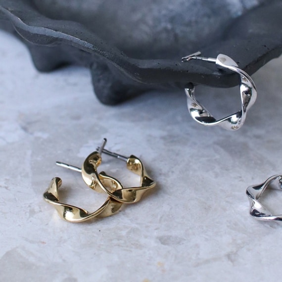 【美品】BAQLESS 落ちないピアス　サンダーボルト 000000005287_Hwb2R8D.jpg