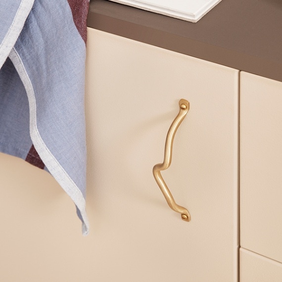 ��30��OFF��Ferm Living (�ե������ӥ�) Curvature Handle (�����Х��奢 �ϥ�ɥ�) �֥饹/�֥�å��֥饹 �̲�/����ƥꥢ/��ü�/�����Ф�/������������Ź�ʡڹ���߸ˤ����