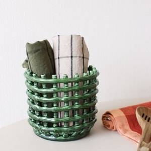 �ڤ櫓���ꡦ50%OFF��Ferm Living Ceramic Basket ����ߥå��Х����å� Small ���եۥ磻�� ������ɥ��꡼�� �̲� �ݥå� ȭ���С� ���� ��ʪ��Ǽ ����ƥꥢ �ե������ӥ� ������������Ź��