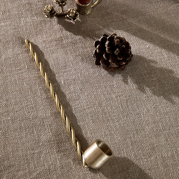 ��40��OFF��Ferm Living (�ե������ӥ�) Twist Candle Snuffer (�ĥ����ȥ����ɥ륹�ʥåե���) �֥饹/�֥�å��֥饹 �̲�/����ƥꥢ/���������ä�/������������Ź�ʡڹ���߸ˤ����