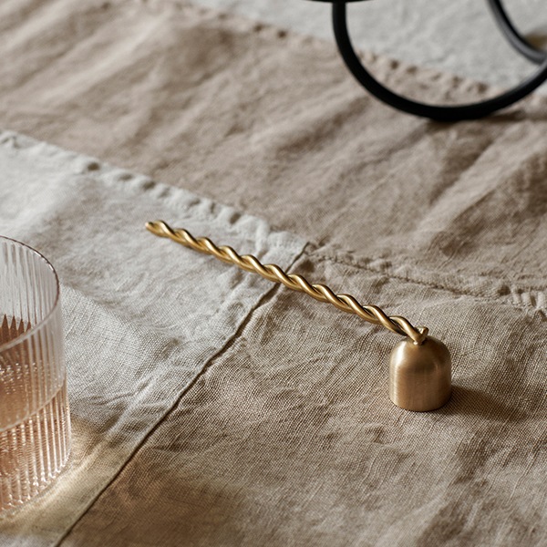��40��OFF��Ferm Living (�ե������ӥ�) Twist Candle Snuffer (�ĥ����ȥ����ɥ륹�ʥåե���) �֥饹/�֥�å��֥饹 �̲�/����ƥꥢ/���������ä�/������������Ź�ʡڹ���߸ˤ����