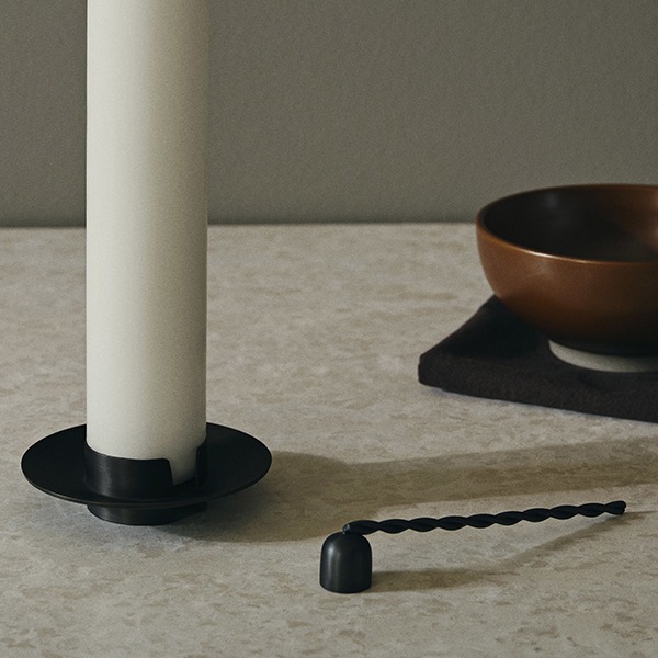 ��40��OFF��Ferm Living (�ե������ӥ�) Twist Candle Snuffer (�ĥ����ȥ����ɥ륹�ʥåե���) �֥饹/�֥�å��֥饹 �̲�/����ƥꥢ/���������ä�/������������Ź�ʡڹ���߸ˤ����