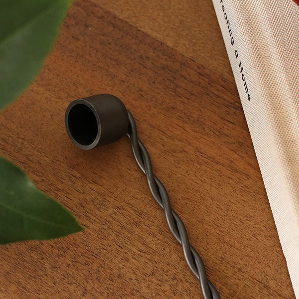 ��40��OFF��Ferm Living (�ե������ӥ�) Twist Candle Snuffer (�ĥ����ȥ����ɥ륹�ʥåե���) �֥饹/�֥�å��֥饹 �̲�/����ƥꥢ/���������ä�/������������Ź�ʡڹ���߸ˤ����