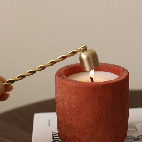 ��40��OFF��Ferm Living (�ե������ӥ�) Twist Candle Snuffer (�ĥ����ȥ����ɥ륹�ʥåե���) �֥饹/�֥�å��֥饹 �̲�/����ƥꥢ/���������ä�/������������Ź�ʡڹ���߸ˤ����