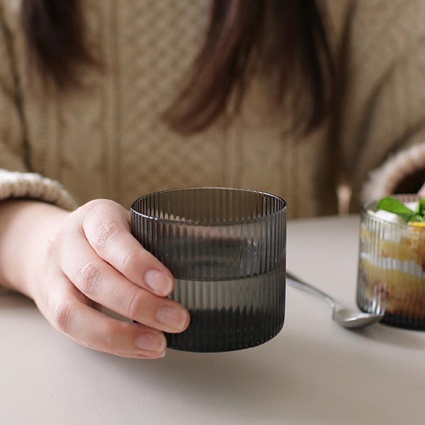 ��20��OFF��Ferm Living (�ե������ӥ�) Ripple Low Glasses (��åץ�������饹) 4�ĥ��å� ���ꥢ/���⡼�����졼/�ե����� �̲�/����ƥꥢ/������������Ź�ʡڹ���߸ˤ����