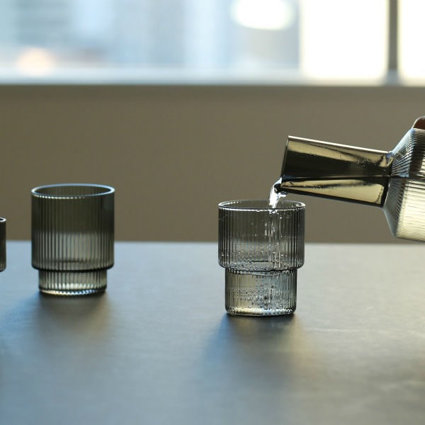 �ڹ���߸ˤ����Ferm Living (�ե������ӥ�) Ripple Glasses (��åץ� ���饹) 4�ĥ��å� ���ꥢ/���⡼�����졼/�ե����� �̲�/����ƥꥢ/������������Ź��