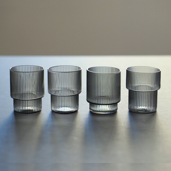 �ڹ���߸ˤ����Ferm Living (�ե������ӥ�) Ripple Glasses (��åץ� ���饹) 4�ĥ��å� ���ꥢ/���⡼�����졼/�ե����� �̲�/����ƥꥢ/������������Ź��