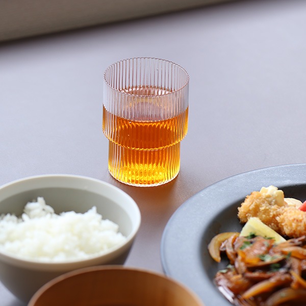 �ڹ���߸ˤ����Ferm Living (�ե������ӥ�) Ripple Glasses (��åץ� ���饹) 4�ĥ��å� ���ꥢ/���⡼�����졼/�ե����� �̲�/����ƥꥢ/������������Ź��