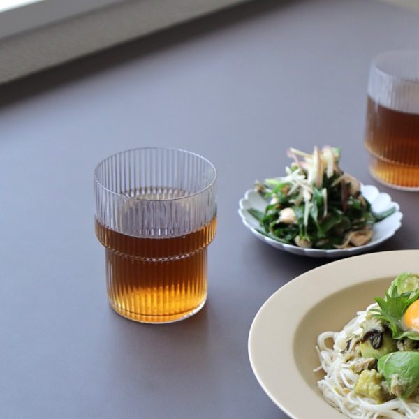 �ڹ���߸ˤ����Ferm Living (�ե������ӥ�) Ripple Glasses (��åץ� ���饹) 4�ĥ��å� ���ꥢ/���⡼�����졼/�ե����� �̲�/����ƥꥢ/������������Ź��