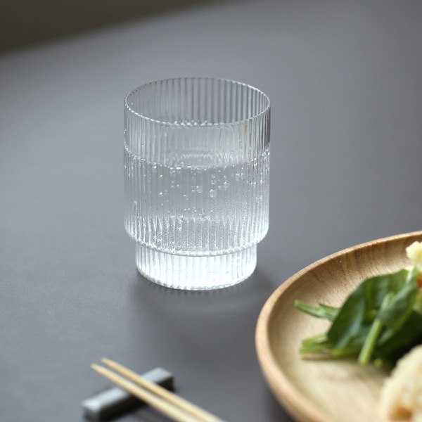 �ڹ���߸ˤ����Ferm Living (�ե������ӥ�) Ripple Glasses (��åץ� ���饹) 4�ĥ��å� ���ꥢ/���⡼�����졼/�ե����� �̲�/����ƥꥢ/������������Ź��