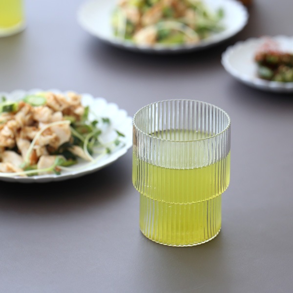 �ڹ���߸ˤ����Ferm Living (�ե������ӥ�) Ripple Glasses (��åץ� ���饹) 4�ĥ��å� ���ꥢ/���⡼�����졼/�ե����� �̲�/����ƥꥢ/������������Ź��