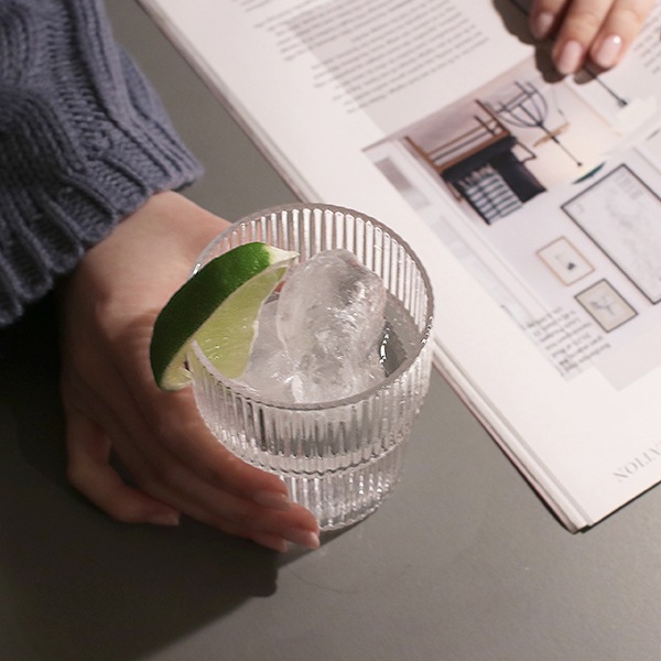 �ڹ���߸ˤ����Ferm Living (�ե������ӥ�) Ripple Glasses (��åץ� ���饹) 4�ĥ��å� ���ꥢ/���⡼�����졼/�ե����� �̲�/����ƥꥢ/������������Ź��