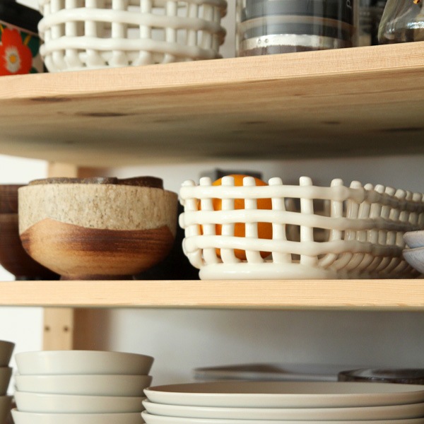 �ڹ���߸ˤ����Ferm Living (�ե������ӥ�) Ceramic Basket (����ߥå��Х����å�) Oval ���եۥ磻��/�����ߥ�/������ɥ��꡼�� �̲�/�ġ���ܥå���/����/��ʪ��Ǽ/����ƥꥢ/������������Ź��