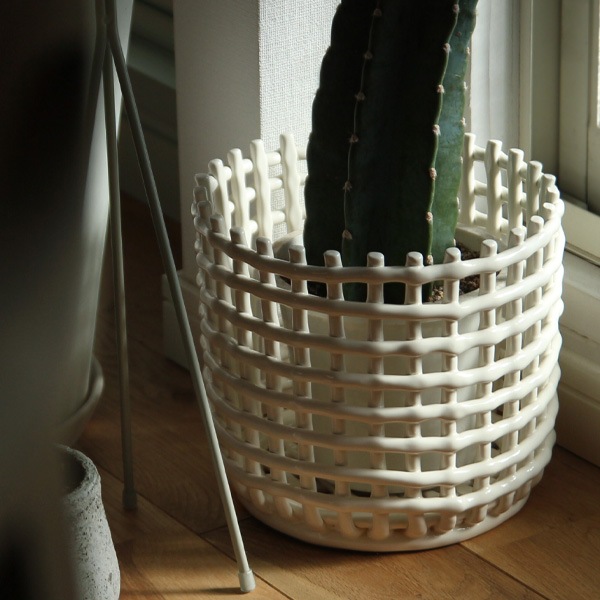 ��20��OFF��Ferm Living (�ե������ӥ�) Ceramic Basket (����ߥå��Х����å�) Large ���եۥ磻��/�����ߥ�/������ɥ��꡼�� �̲�/�ݥå�/ȭ���С�/����/��ʪ��Ǽ/����ƥꥢ/������������Ź�ʡڹ���߸ˤ����