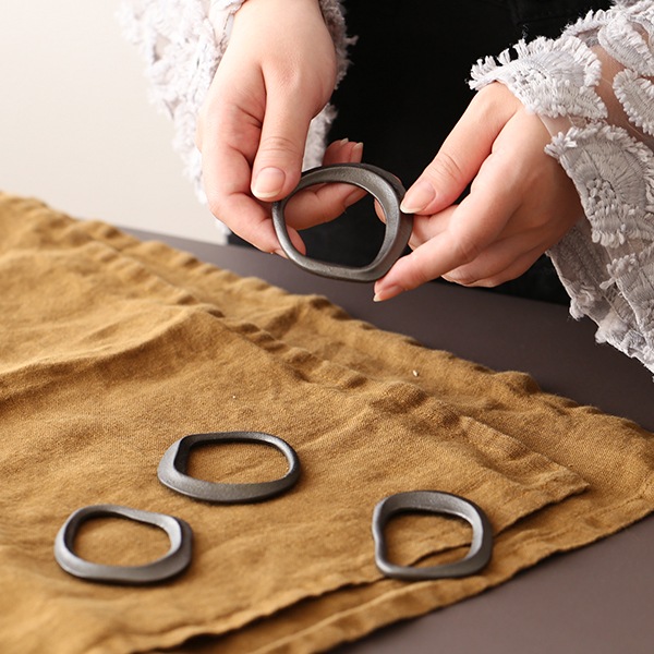 �ڤ櫓���ꡦ50%OFF��Ferm Living Flow Napkin Rings �ե��� �ʥץ����� 4�ĥ��å� �֥饹 �֥�å��֥饹 �̲� ����ƥꥢ ���ꥹ�ޥ� �ơ��֥륦���� �ե������ӥ� ������������Ź��