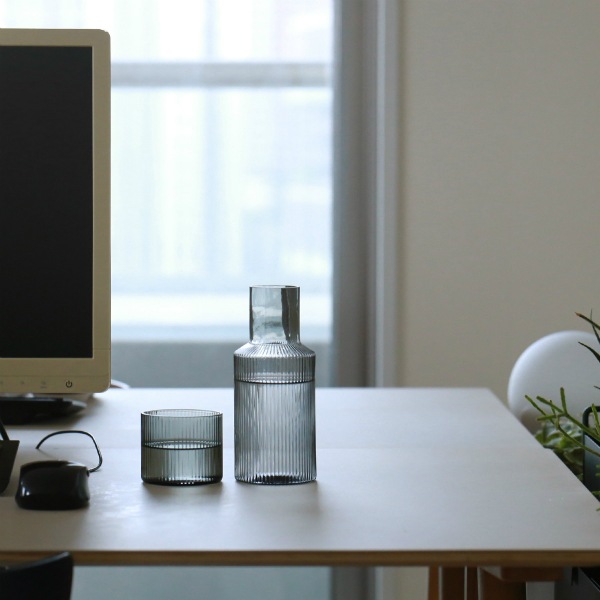 �ڹ���߸ˤ����Ferm Living (�ե������ӥ�) Ripple Carafe Set (��åץ� ����ե����å�)  ���ꥢ/���⡼�����졼/�ե����� �̲�/���饹����/������������Ź��