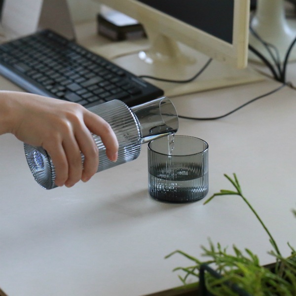 �ڹ���߸ˤ����Ferm Living (�ե������ӥ�) Ripple Carafe Set (��åץ� ����ե����å�)  ���ꥢ/���⡼�����졼/�ե����� �̲�/���饹����/������������Ź��