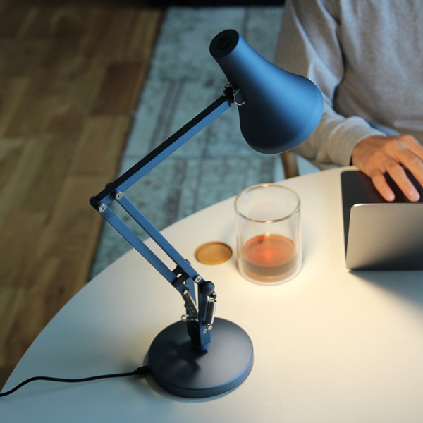 �ڤ����󤻡�ANGLEPOISE (���󥰥�ݥ���) 90 Mini Mini (90 �ߥ˥ߥ�) �ǥ������� �����ܥ�֥�å�/��������֥롼/���㥹�ߥ�ۥ磻��/����ץ��꡼�� ����ƥꥢ/���ܾ���������͢���ʡۡ��緿������