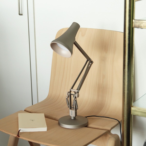 �ڤ����󤻡�ANGLEPOISE (���󥰥�ݥ���) 90 Mini Mini (90 �ߥ˥ߥ�) �ǥ������� �����ܥ�֥�å�/��������֥롼/���㥹�ߥ�ۥ磻��/����ץ��꡼�� ����ƥꥢ/���ܾ���������͢���ʡۡ��緿������
