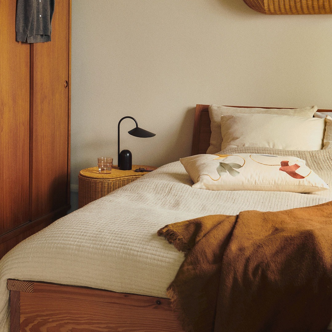 �ڤ����󤻡� Ferm Living (�ե������ӥ�) Swif Bird Embroidered Cushion (�������� �С��� ����֥��������� ���å����) 60��40cm �̲�/����ƥꥢ/�Ҷ�����/������������Ź��