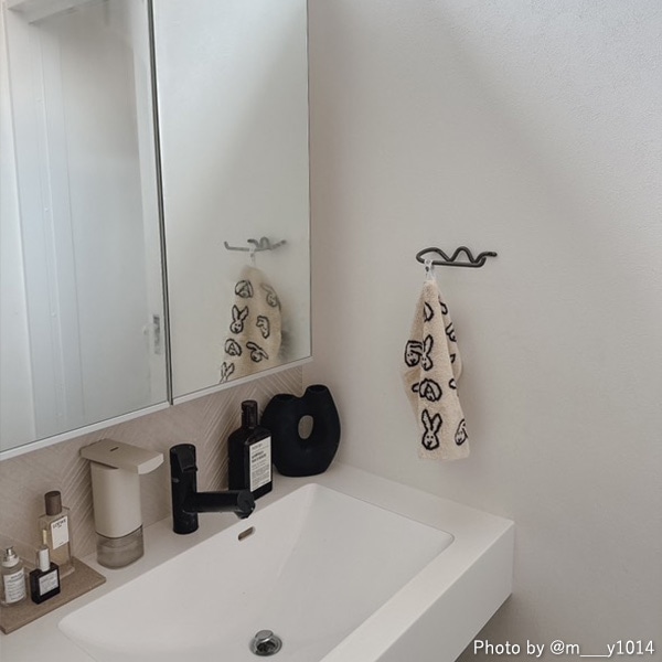 �ڤ����� / Ʊ���Բġ�Ferm Living (�ե������ӥ�) Curvature Toilet Paper Holder (�����Х��奢 �ȥ���åȥڡ��ѡ��ۥ����/������ϥ󥬡�) �֥饹/�֥�å��֥饹 �̲�/����ƥꥢ/��Ǽ/������������Ź��