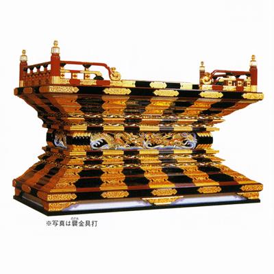 【寺院用】 本須弥壇 東用 黒塗面朱 彫淡彩色 框箱金具打+壁(のだれ)金具打 框巾5尺3寸(159cm)+襞金具 別上品(カシュー塗)+壁(のだれ)金具打 