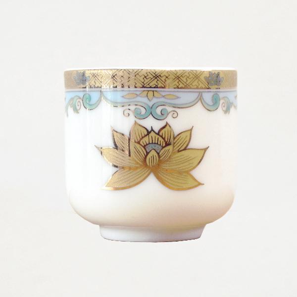 【茶湯器/湯のみ/ゆのみ】湯呑み 金彩蓮(彩色+金の蓮) 1.5寸(口径4.5cm×高さ4.3cm) 