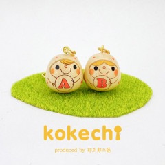 イニシャル キーホルダー オレンジ 【 kokechi 】 お名前 誕生日 プレゼント ギフト かわいい おうち時間　願い　暮らし 癒し インテリア 木製 日本製 伝統工芸品　贈り物 置物 グッズ こけし ウッドバーニング 卵 北欧 たまご型 雑貨 ずきん 子供 人形 マトリョシカ